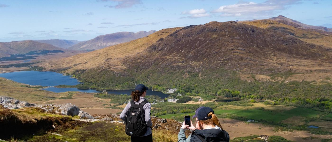 UNE 学生 overlooking Kylemoor Abbey in 爱尔兰