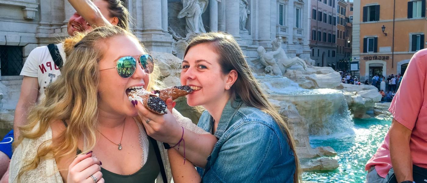 UNE 学生 eating a cannoli in 意大利