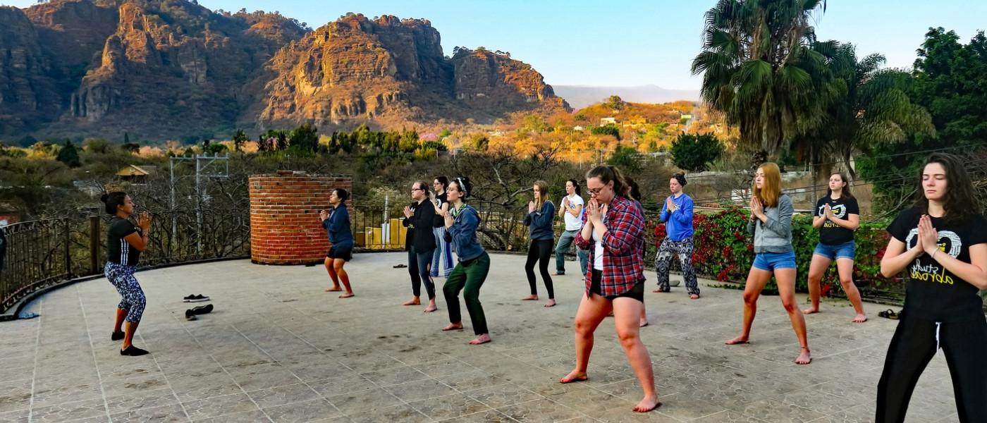 UNE students doing yoga in 墨西哥